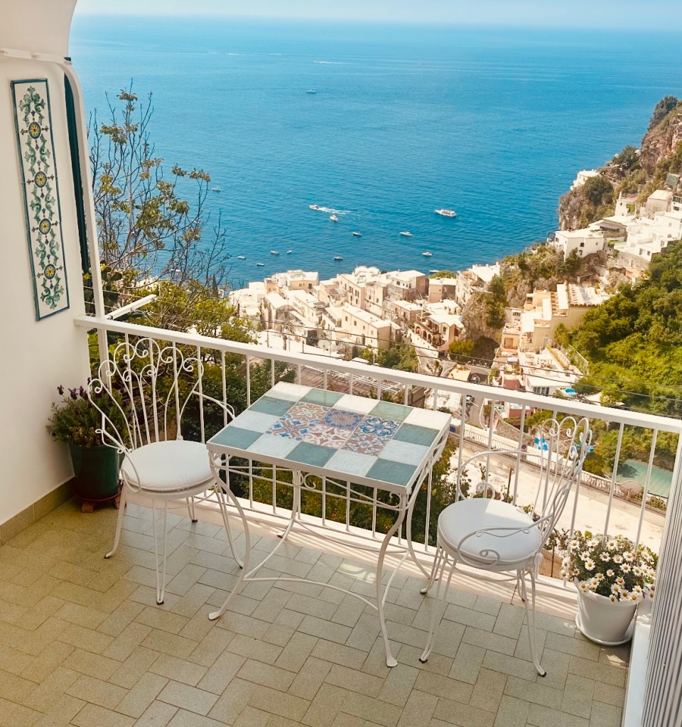 Terrazza panoramica con tavolo apparecchiato e vista mare sulla Costiera Amalfitana, dettaglio della casa vacanza Blueline/Bluemoon.