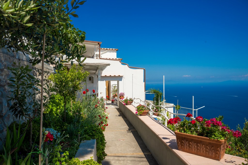 Ingresso esterno della casa vacanza con dettagli in stile mediterraneo.